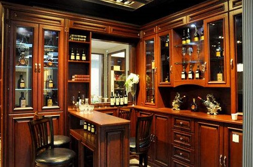 具有古典欧式艺术感的实木酒柜