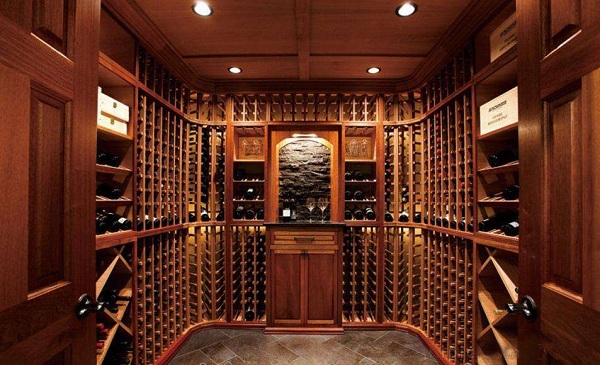 家庭酒窖的葡萄酒开瓶后为什么要闻一下酒塞？