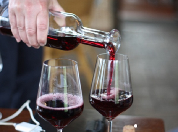 如何区分红葡萄酒和干红？