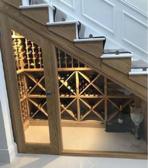 樓梯下的一個酒窖