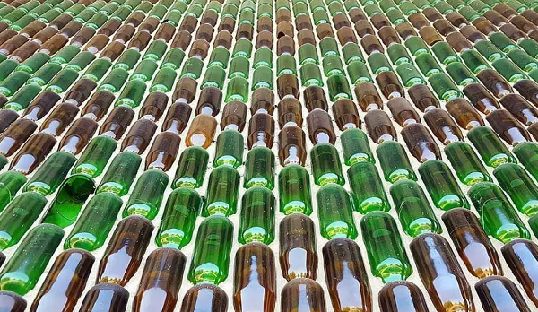 如何用酒瓶做出全球最大的''酒窖寺廟''